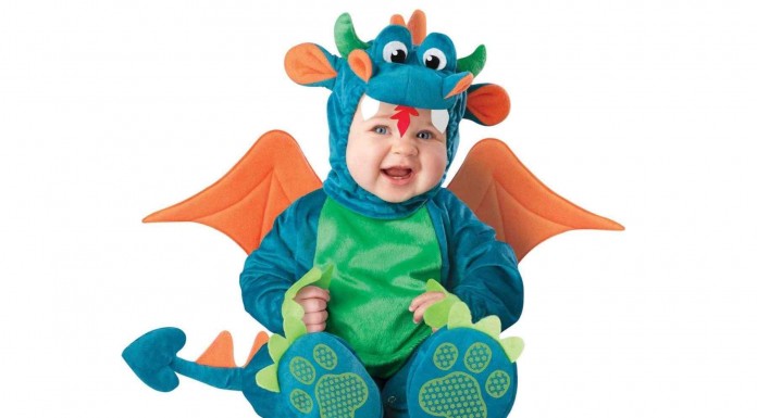 Divertido bebé maquillado por su padre