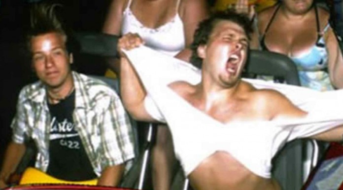 Fotos divertidas en una montaña rusa foto risas