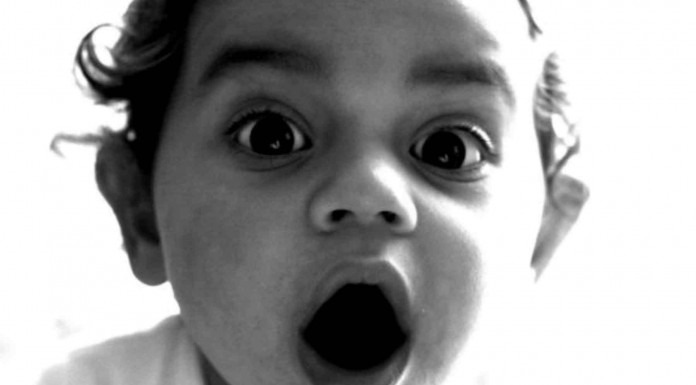 Un niño que no entiende lo que ve