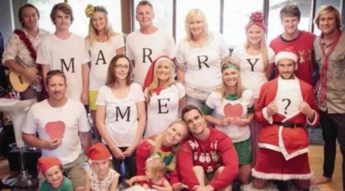 Una pedida de mano muy navideña