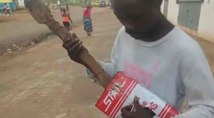 Una guitarra hecha de lata