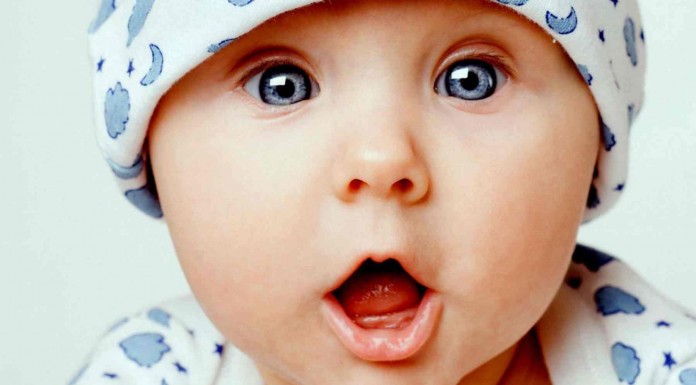 Algunos bebés no pueden aguantar demasiado bien el equilibrio y se caen de maneras MUY divertidas