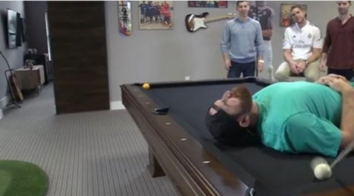 Alucina con la manera que tienen de jugar estos tipos al billar. Increíble