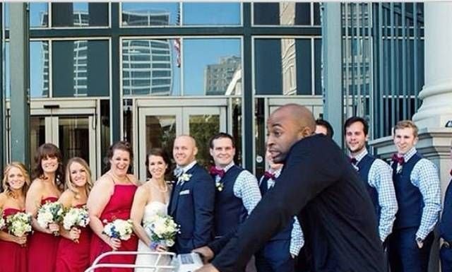 Estas personas se infiltraron en las fotos de unos desconocidos y el resultado es ¡super gracioso!