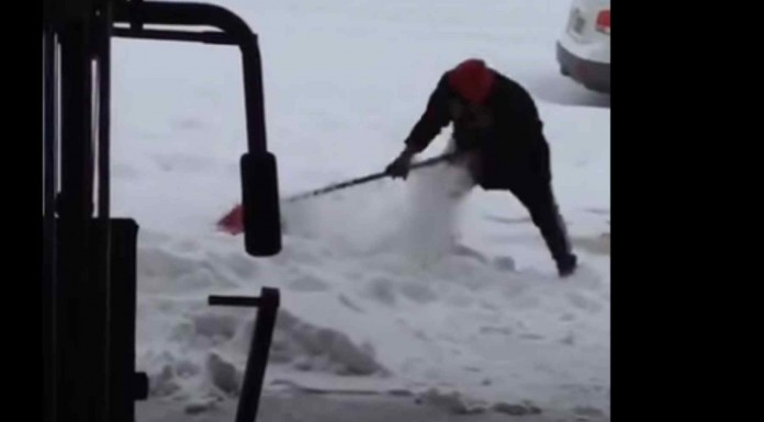 ¿Está bailando? ¿Se está cayendo? Danos tu opinión porque nosotros NO LO SABEMOS