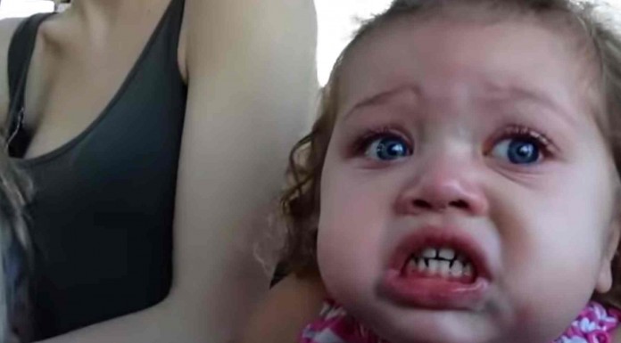 No te pierdas la divertida reacción de esta niña que se monta por primera vez en una montaña rusa