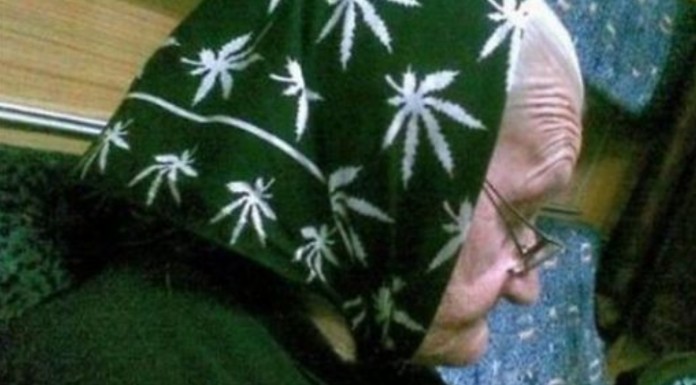 Realmente creemos que estos adorables abuelitos no entienden muy bien qué pone exactamente en su ropa