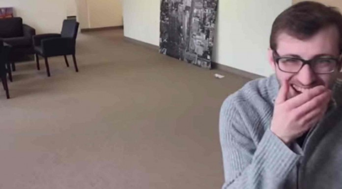 Alucinarás cuándo veas la destreza que tiene este hombre al lanzar al vuelo un avión de papel ¡OMG!