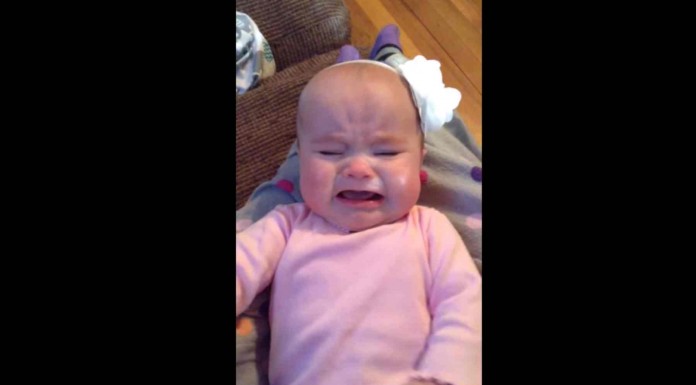 A esta niña no hay nada que le calme el llanto ¿nada? ¡La música de Taylor Swift sí que lo logra! Impresionante