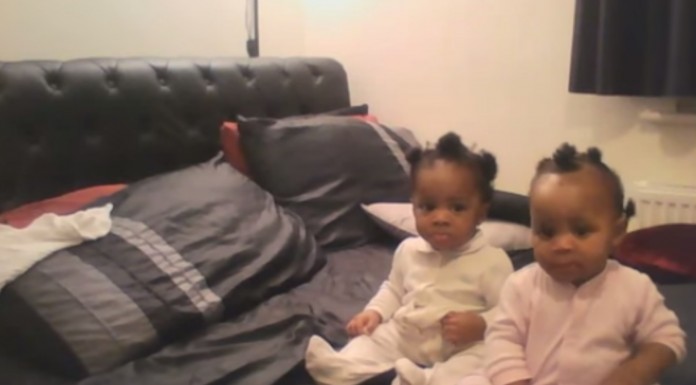 Mira qué reacción tan graciosa tienen estas dos gemelas pequeñitas cuando ven a su madre cantando y bailando ¡adorables!