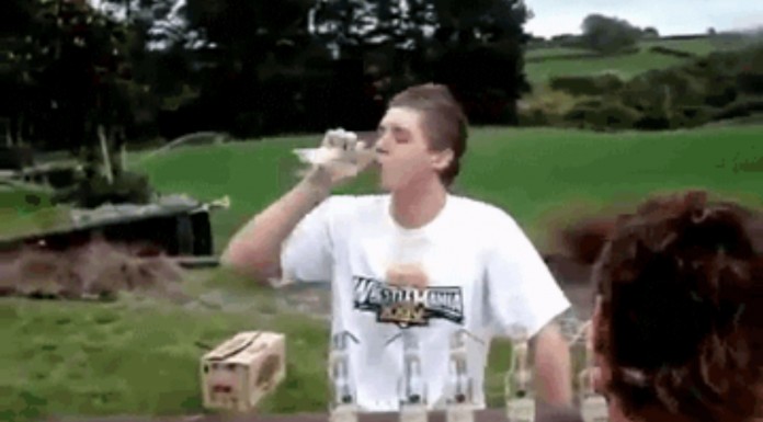 Hay gente que realmente no sabe beber y cuando se pasan con alcohol en lugar de irse a casa a dormir deciden lo peor: ¡seguir bebiendo! xD