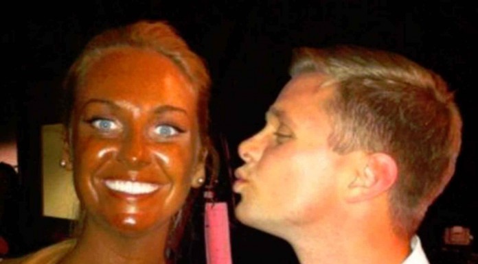 Estas personas se pasaron un poco con el bronceado y en lugar de estar más guapos están horrendos xD