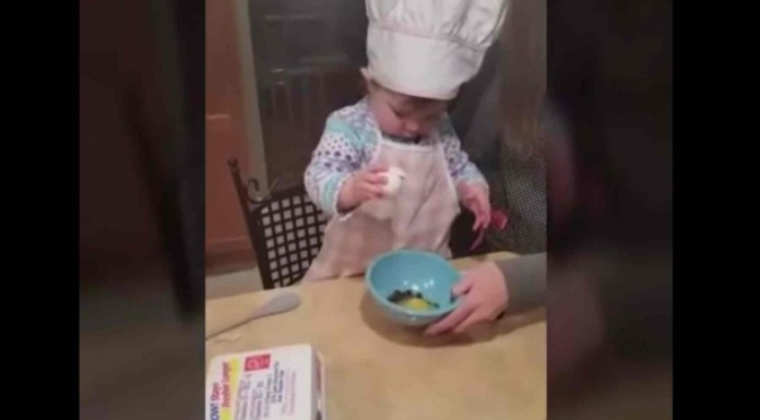 Esta niña debería participar en el programa de televisión «MasterChef», ¡mira lo que hace con un huevo!
