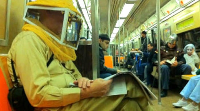 Cuando vamos en metro hay días en los que nos quedamos con la boca abierta por la gente tan rara que hay en la ciudad. ¡Alucina!