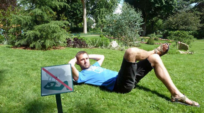 Las normas están para cumplirlas… o no. Estas personas quieren romper las reglas por completo y por eso se hacen estas fotos tan divertidas ¡son unos auténticos rebeldes!