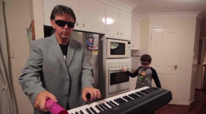 Mira lo que hacen este padre y su hijo cuando la mamá se marcha a comprar al supermercado. ¡Realmente increíble y original!