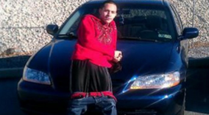 Estas personas no saben cómo se deben llevar algunos pantalones y lo llevan de un modo horroroso ¡LOL!