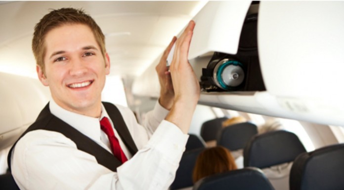 Este azafato ¡lo borda!