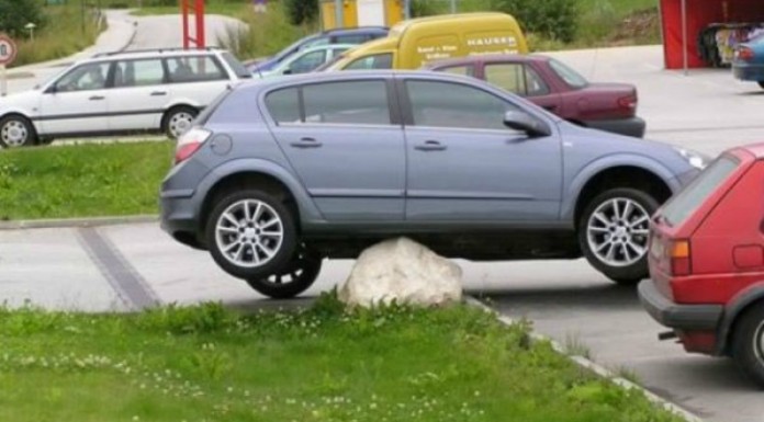 Gente que aparca muy mal. ¡No te lo vas a creer!