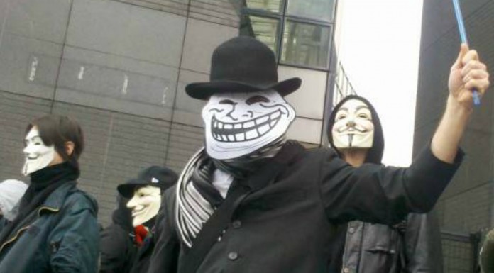 Manifestante TROLL tras la cámara ¡GRACIOSÍSIMO!