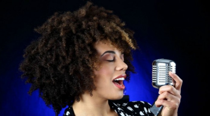 Chica cantando ¡se enfada con ella misma!