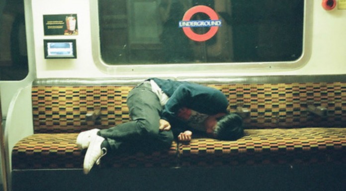Gente dormida en el metro ¿has sido tú uno de ellos?
