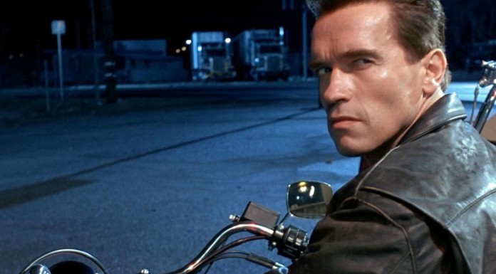 Arnold Schwarzenegger se disfraza de Terminator y sale ¡a gastar bromas!