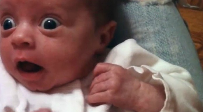 Bebé asustado ¡muy gracioso!