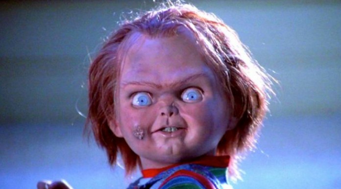 Chucky ¡en la parada del autobús!