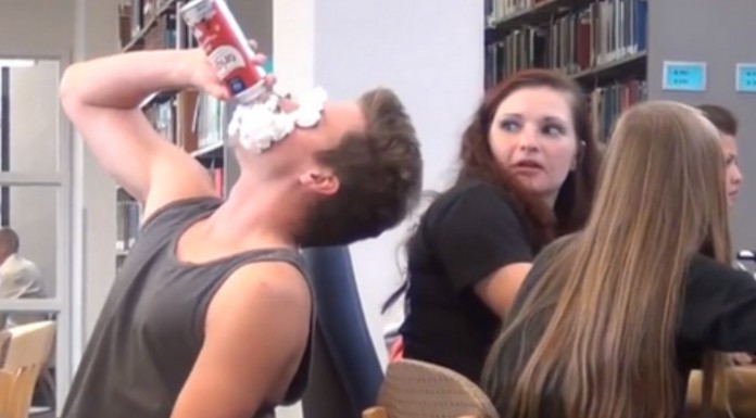 Comer ruidosamente ¡en la biblioteca!