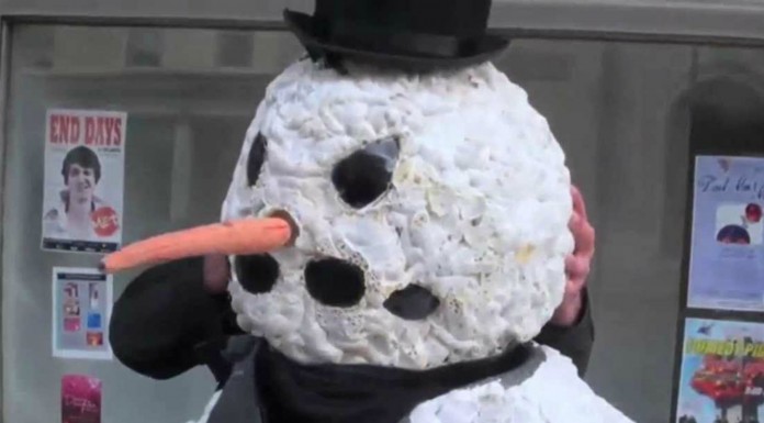 Este muñeco de nieve ¡es aterrador!