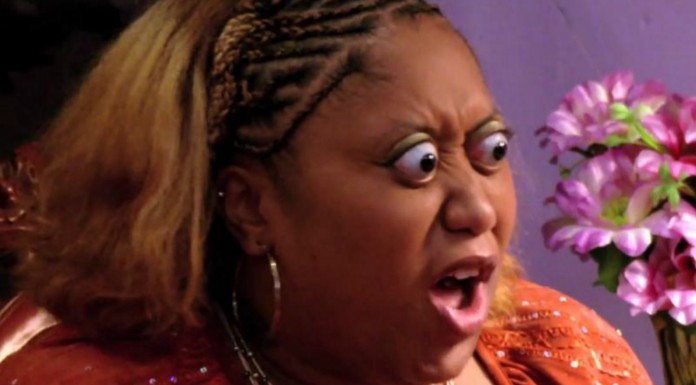 Pitonisa con ouija ¡asusta a los presentes!