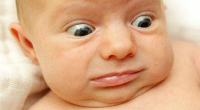 Un bebé ¡alucina! al conocer a la hermana gemela de su madre