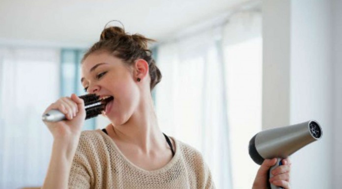Chica lo da todo cantando hasta que le pasan el micrófono