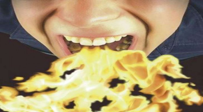 Come una guindilla y empieza ¡el proceso de arrepentimiento! GRACIOSÍSIMO