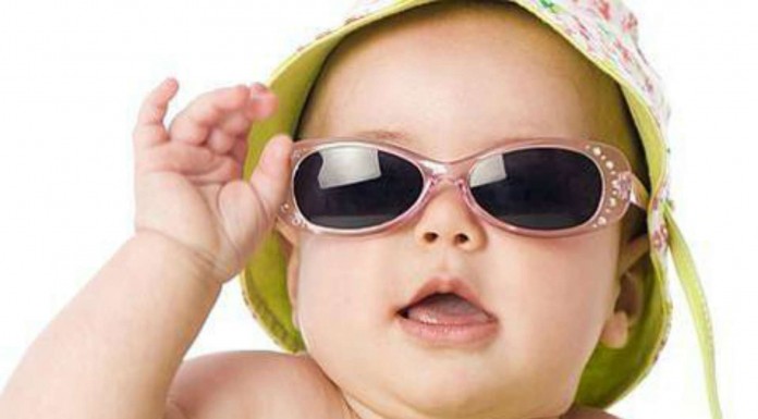 Esta bebé con gafas ¡ve bien por primera vez!