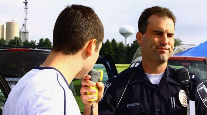 Un policía borracho para a un vehículo ¡VERGONZOSO!