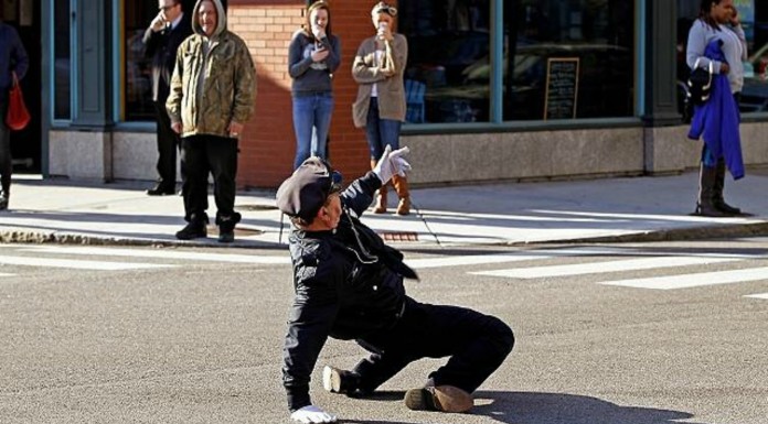 Un policía se viene arriba durante el día ¡del Orgullo Gay!