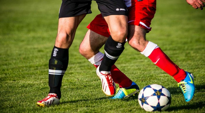 Un jugador realiza una falsa simulación de falta