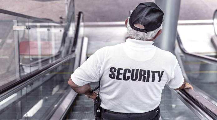 Un policía se anima en un partido y hace ¡algo increíble!