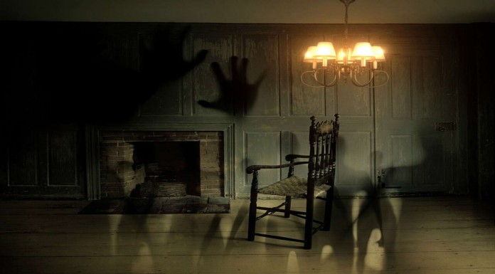 Una silla fantasma ¡asusta a todos los transeúntes!