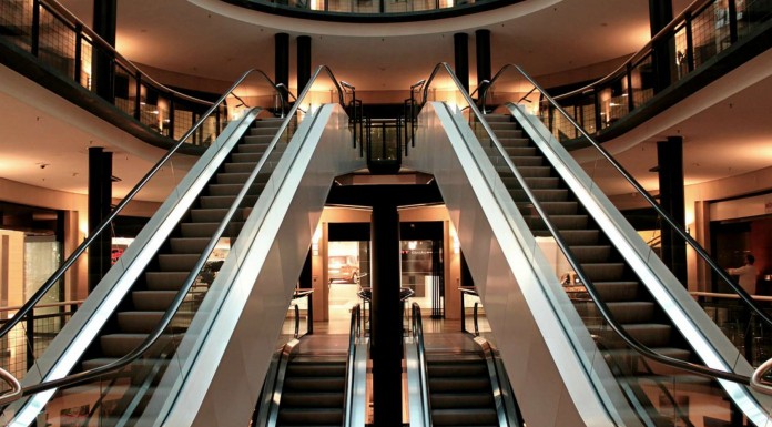 Carrera a cámara lenta ¡por el centro comercial!