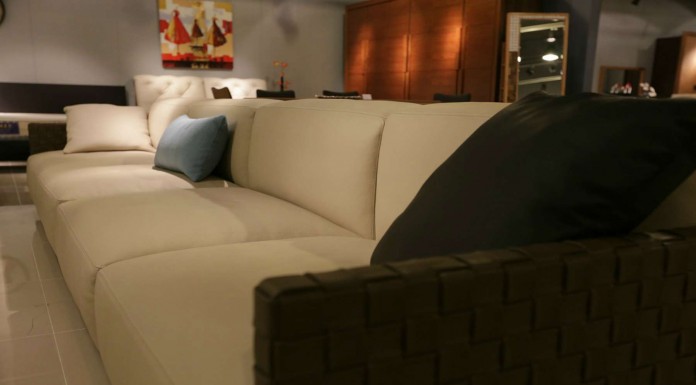 Curiosa forma de sacar ¡un sofá por el balcón!