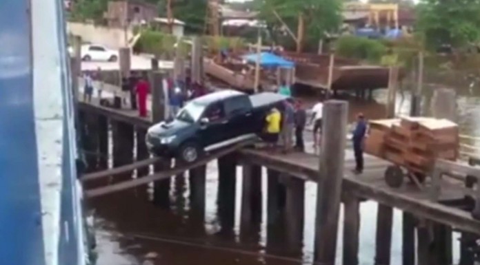 Curiosa forma de subir ¡un coche a un barco!