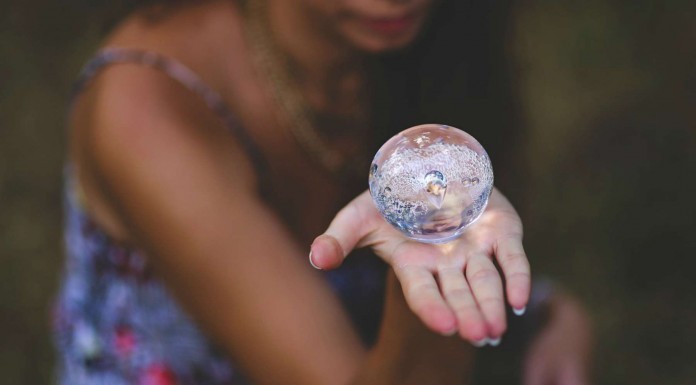 Quería demostrar que los videntes ¡son unos estafadores! pero se llevó una gran sorpresa