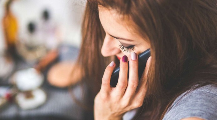 Cuando hablas demasiado alto por teléfono… esto es lo que te puede pasar