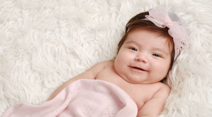 Esta pequeña bebé ¡es muy bromista!