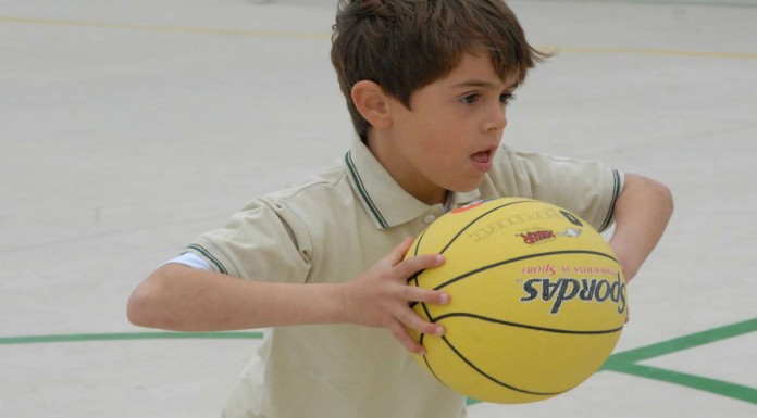 Este niño es un genio ¡encestando!
