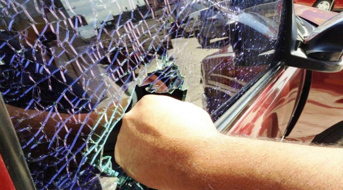 Los cristales de los coches son más duros de lo que parecen