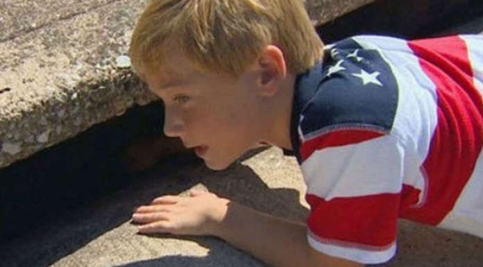 Un chico ¡en una alcantarilla!